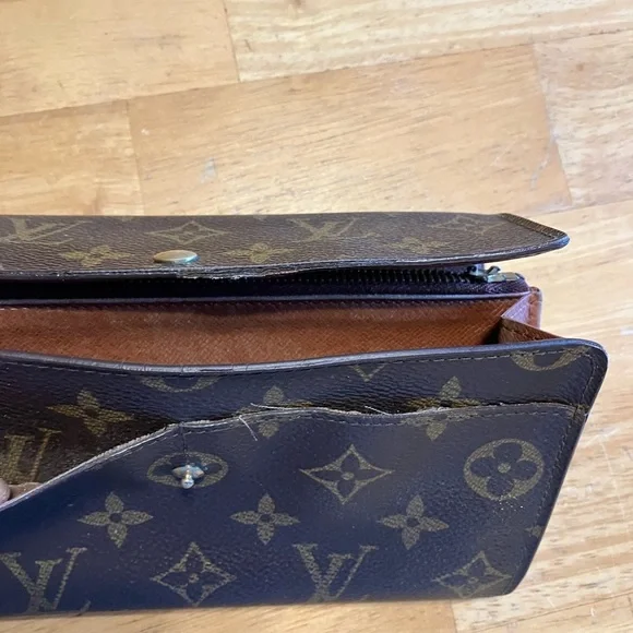 Louis Vuitton monogram Sarah long wallet. Some rubbing/wear (see pics). - Picture 5 of 6
